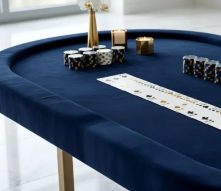 Luxusní pokerový stůl a profesionální žetony používané na akcích Bravina